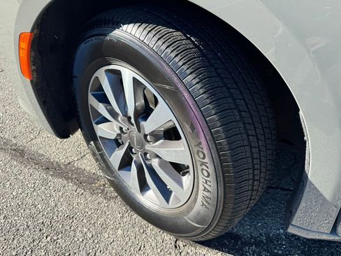 Used 2022 Chrysler Pacifica Touring-L image 43