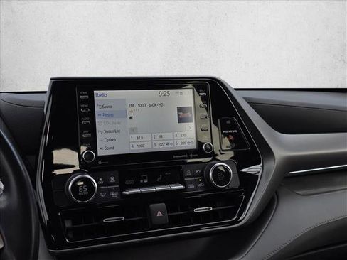 Used 2022 Toyota Highlander LE image 22