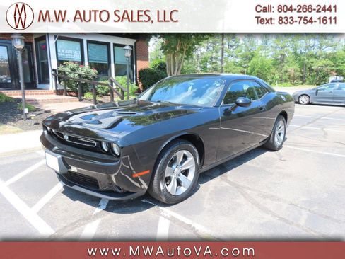 Used 2019 Dodge Challenger SXT RWD image 1