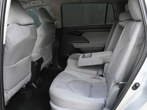 Used 2025 Toyota Highlander LE image 18