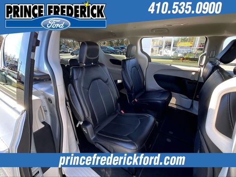 Used 2024 Chrysler Pacifica Touring-L image 24