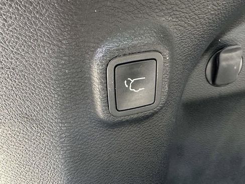 Used 2019 Jeep Cherokee Latitude Plus w/ Comfort/Convenience Group image 22