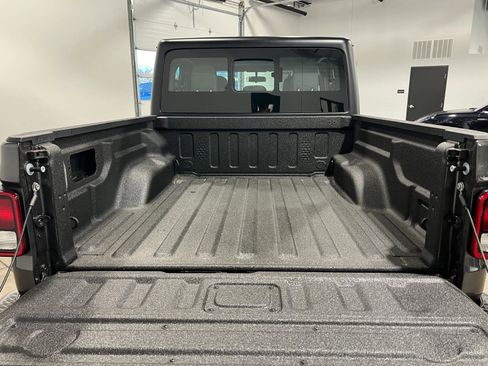 Used 2025 Jeep Gladiator Sport image 28