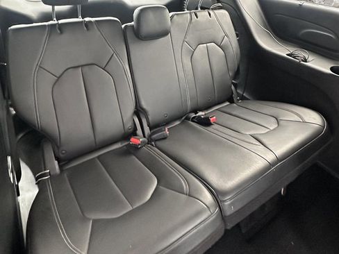 Used 2020 Chrysler Pacifica Touring-L image 11