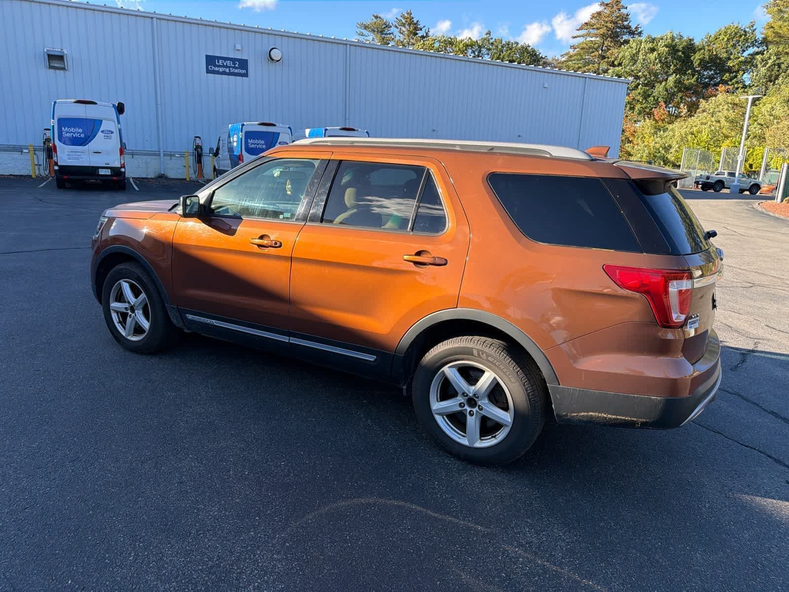 Used 2017 Ford Explorer XLT w/ Equipment Group 201A AWD/4WD image 9