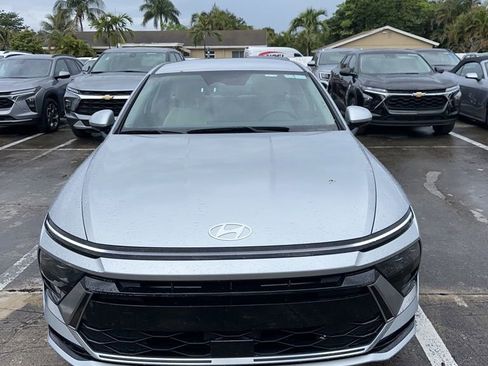 Used 2025 Hyundai Sonata SEL FWD image 2