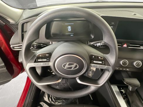 Used 2024 Hyundai Elantra SE FWD image 11