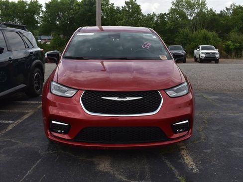 Used 2025 Chrysler Pacifica Select FWD image 2