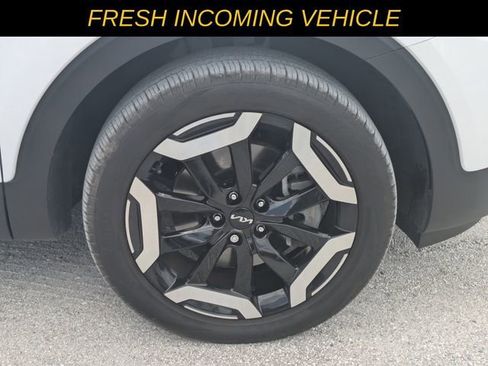 Used 2024 Kia Telluride EX w/ EX Captain's Chair Package FWD image 9