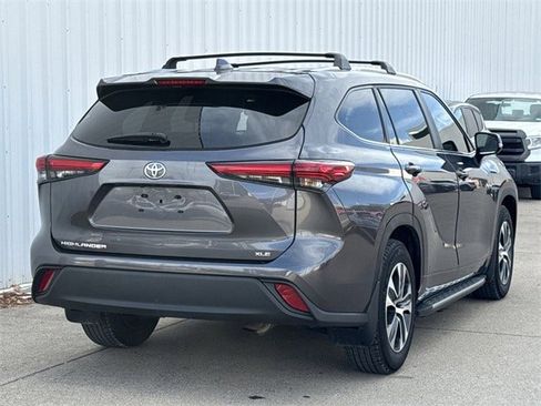 Used 2023 Toyota Highlander XLE image 4