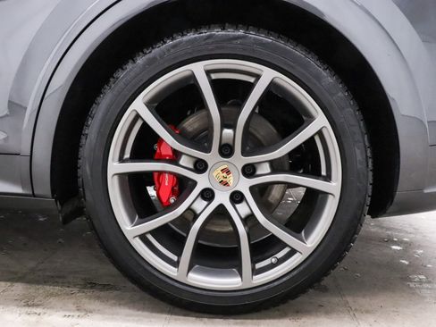 Used 2023 Porsche Cayenne GTS w/ Premium Package image 10