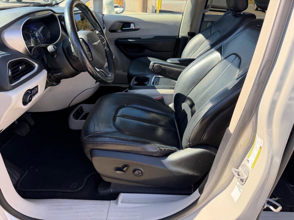 Used 2021 Chrysler Pacifica Touring-L FWD image 8