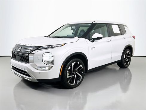 Used 2024 Mitsubishi Outlander SE image 3