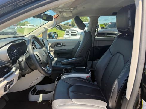 Used 2024 Chrysler Pacifica Touring-L FWD image 15