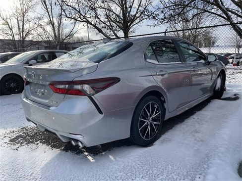 Used 2022 Toyota Camry SE image 5