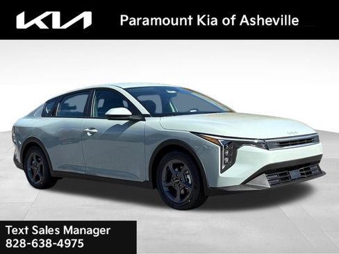 New 2025 Kia K4 LXS image 1