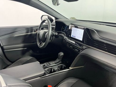 Used 2025 Toyota Camry SE image 33