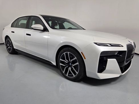 New 2026 BMW 750e xDrive image 7