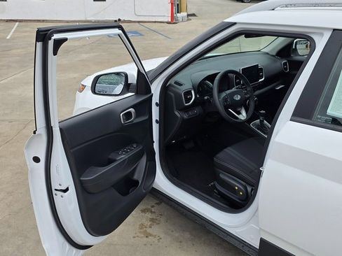 New 2025 Hyundai Venue SEL image 38