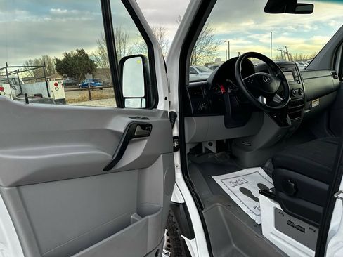 Used 2014 Mercedes-Benz Sprinter 2500 image 25