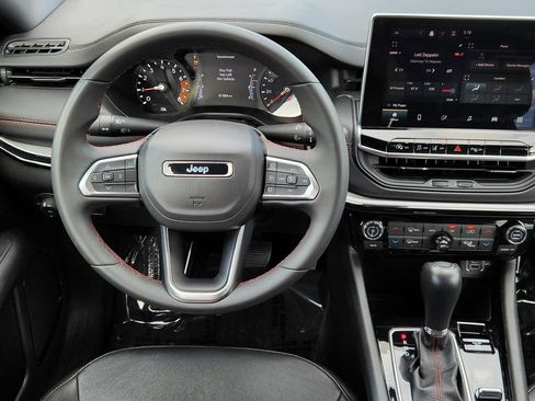Used 2025 Jeep Compass Trailhawk AWD/4WD image 3