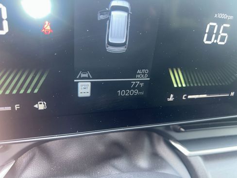 Used 2025 Kia Carnival EX image 2