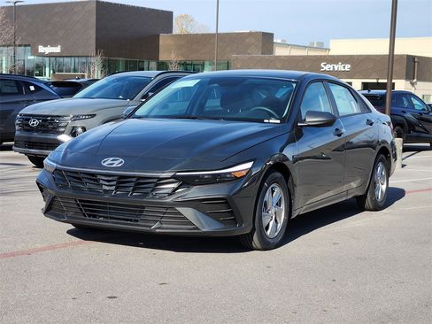 New 2025 Hyundai Elantra SE image 3