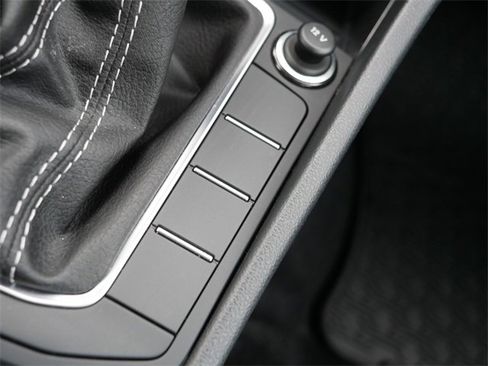 Certified 2025 Volkswagen Jetta SE image 32