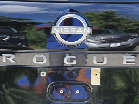 Used 2025 Nissan Rogue SV AWD/4WD image 9