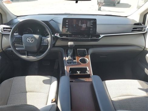 Used 2022 Toyota Sienna LE image 13