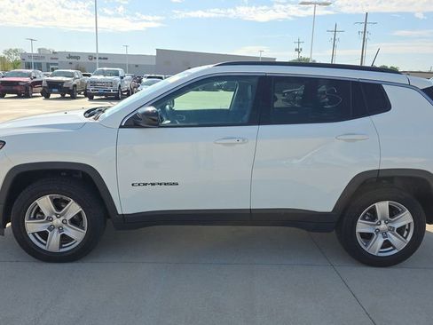 Used 2022 Jeep Compass Latitude image 2