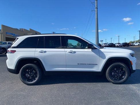 New 2025 Jeep Grand Cherokee Altitude image 9