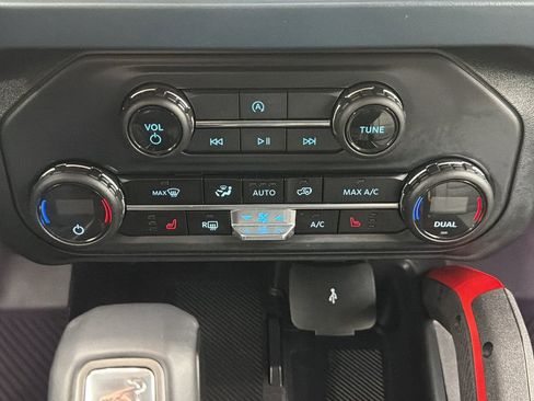 Used 2025 Ford Bronco Heritage Edition AWD/4WD image 23