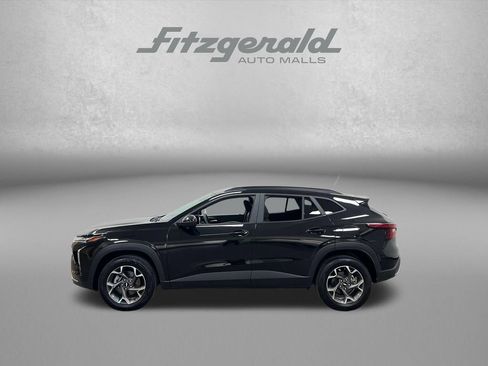 Used 2024 Chevrolet Trax LT FWD image 2