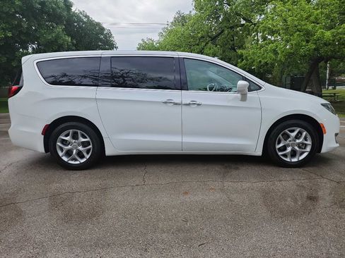 Used 2019 Chrysler Pacifica Touring Plus w/ Tire & Wheel Group image 6