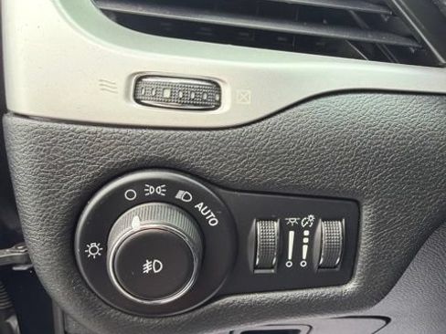 Used 2016 Jeep Cherokee Trailhawk AWD/4WD image 12