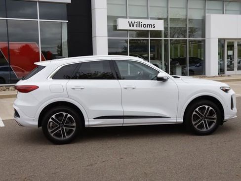 Used 2025 Audi Q5 Premium w/ Convenience Package AWD/4WD image 2