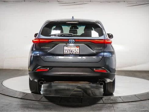 Certified 2022 Toyota Venza LE image 5