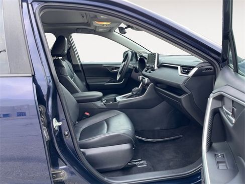 Used 2021 Toyota RAV4 XLE Premium image 15