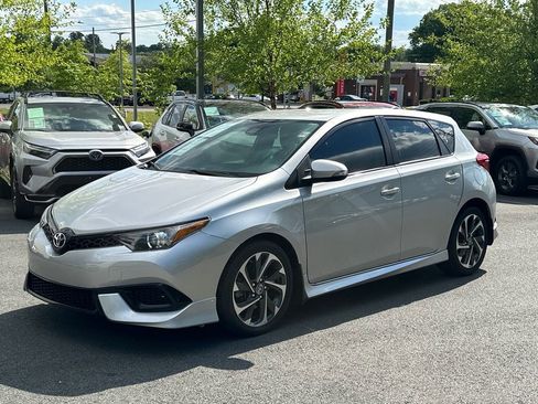 Used 2018 Toyota Corolla iM FWD image 2