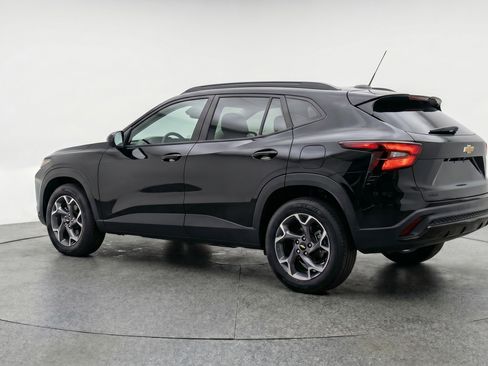 Used 2025 Chevrolet Trax LT w/ LT Convenience Package FWD image 6