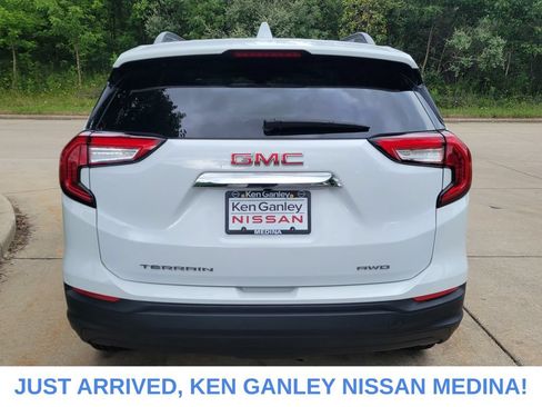 Used 2024 GMC Terrain SLE w/ Driver Convenience Package AWD/4WD image 4
