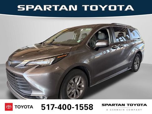 Used 2024 Toyota Sienna XLE FWD image 1