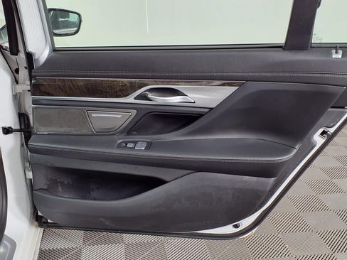 Used 2022 BMW 740i w/ Premium Package RWD image 11