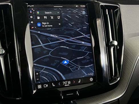 Used 2025 Volvo XC60 B5 Plus image 18