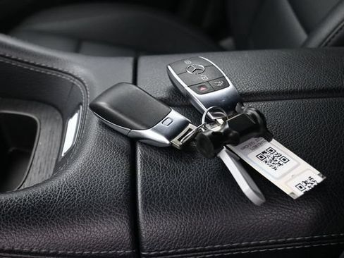 Used 2022 Mercedes-Benz GLE 350 4MATIC w/ Premium Package image 9