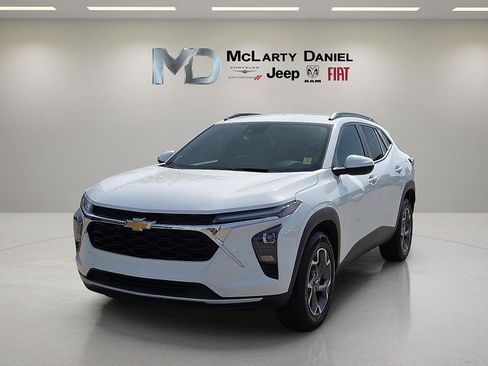 Used 2025 Chevrolet Trax LT FWD image 2