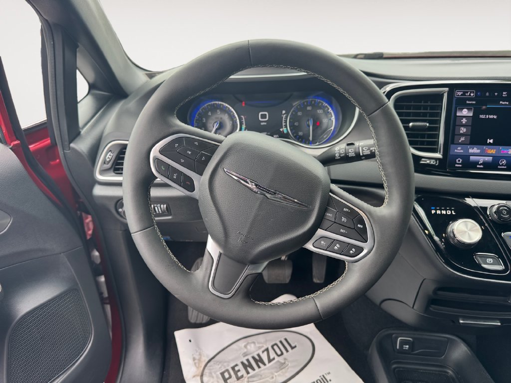 Used 2025 Chrysler Pacifica Select FWD image 12