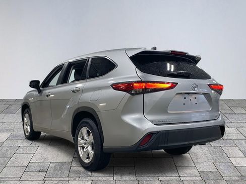 Used 2023 Toyota Highlander LE image 5