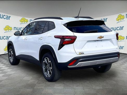 Used 2025 Chevrolet Trax LT w/ LT Convenience Package FWD image 4